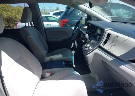 2015 Toyota Sienna Le 8 Passenger z USA, uszkodzony, nr VIN 5TDKK3DC5FS595278